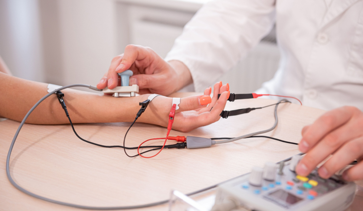 Pacienta roka ar elektrodiem, ārsts veic medicīniskos mērījumus Rīgas 1. slimnīcā.