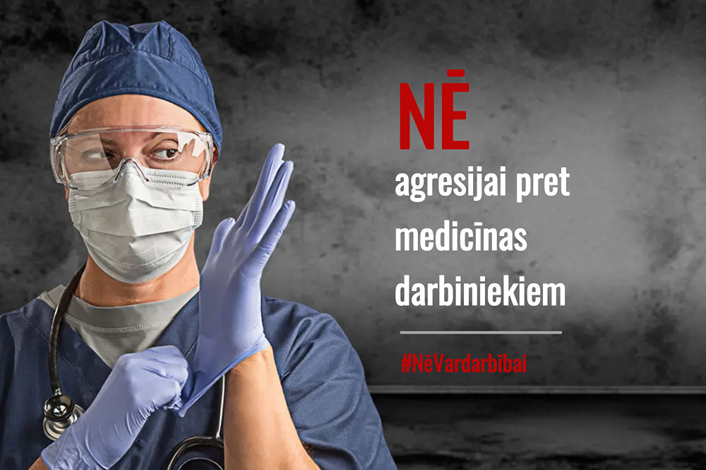 Ārsts ar aizsargbrillēm un masku, uzvelk cimdus. Teksts: "NĒ agresijai pret medicīnas darbiniekiem".