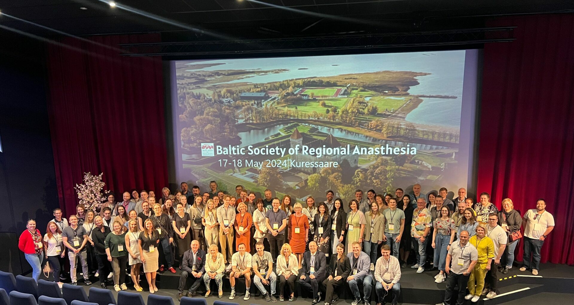 Attēlā redzama grupa cilvēku konferencē "Baltic Society of Regional Anesthesia" 2024. gada maijā.