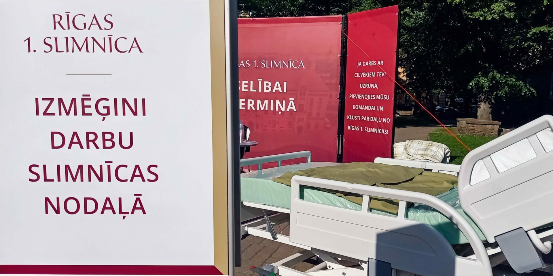 Rīgas 1. slimnīca, izstāde ar gultu un informāciju par darbu slimnīcas nodaļā.
