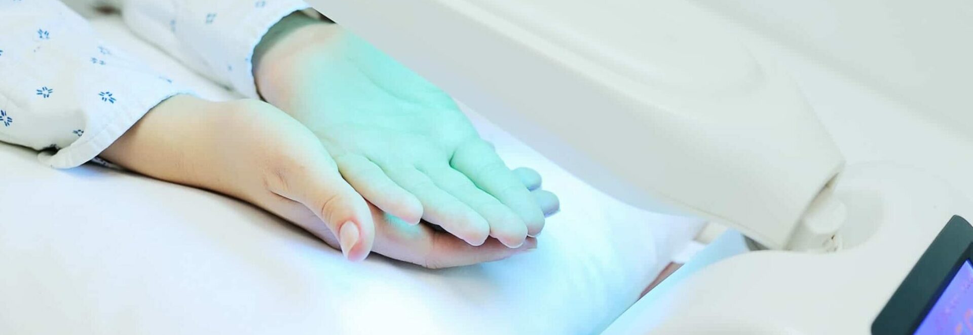 Rokas tiek ārstētas ar UV gaismu medicīnas procedūrā Rīgas 1. slimnīcā.