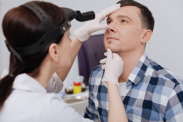 Ārsts veic izmeklēšanu vīrietim Rīgas 1. slimnīcā, izmantojot medicīnisko aprīkojumu.