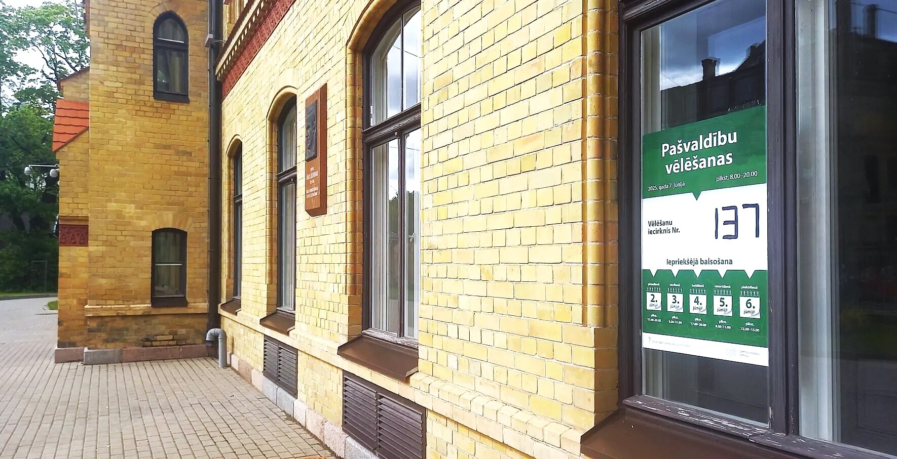Logā redzams plakāts par pašvaldību vēlēšanām, datums: 2023. gada 7. jūnijs, vēlēšanu iecirknis Nr. 137.