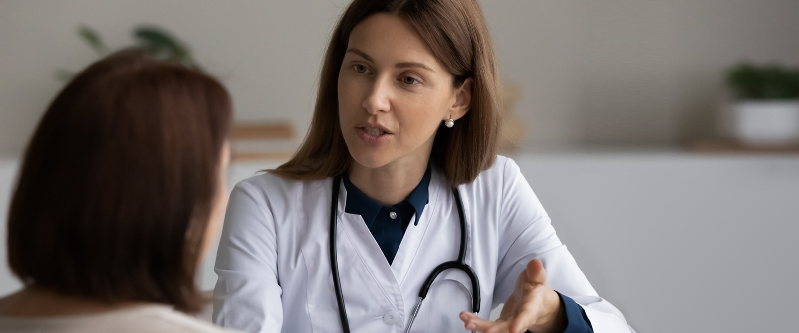 Ārsts sarunājas ar pacientu, sniedzot medicīnisku konsultāciju Rīgas 1. slimnīcā.