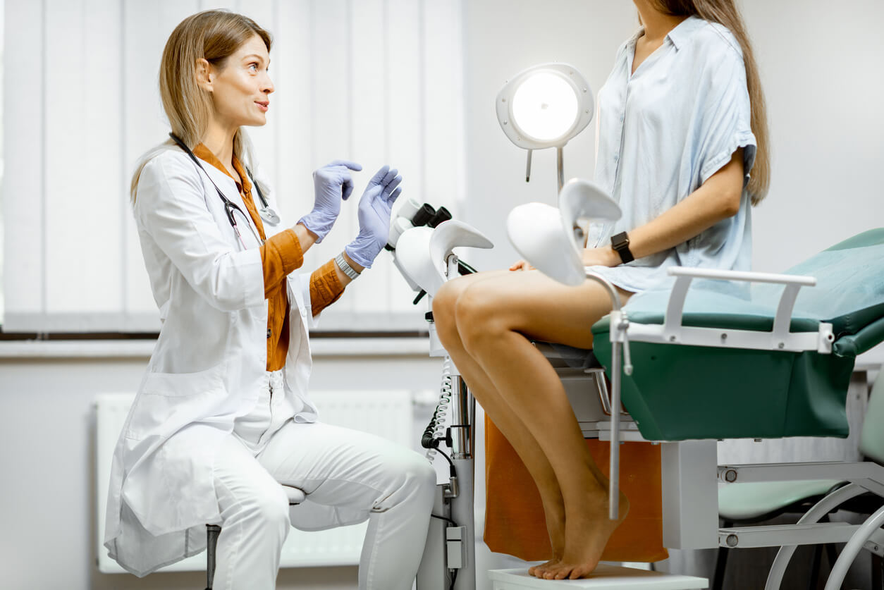 Ārste konsultē pacienti ginekoloģiskajā kabinetā Rīgas 1. slimnīcā. Redzama medicīnas aprīkojums.