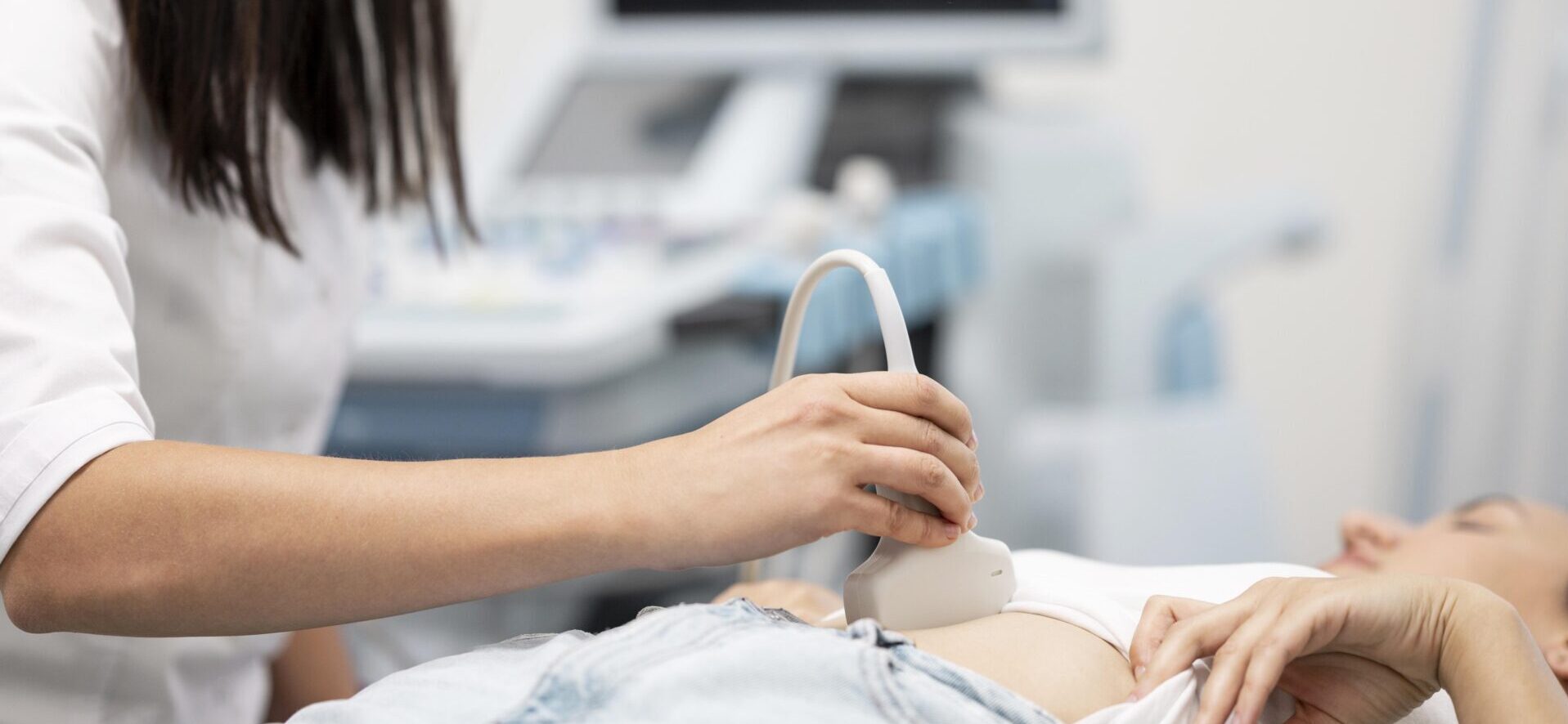 Ārsts veic ultraskaņas izmeklēšanu grūtniecei Rīgas 1. slimnīcā. Redzama ultraskaņas ierīce.