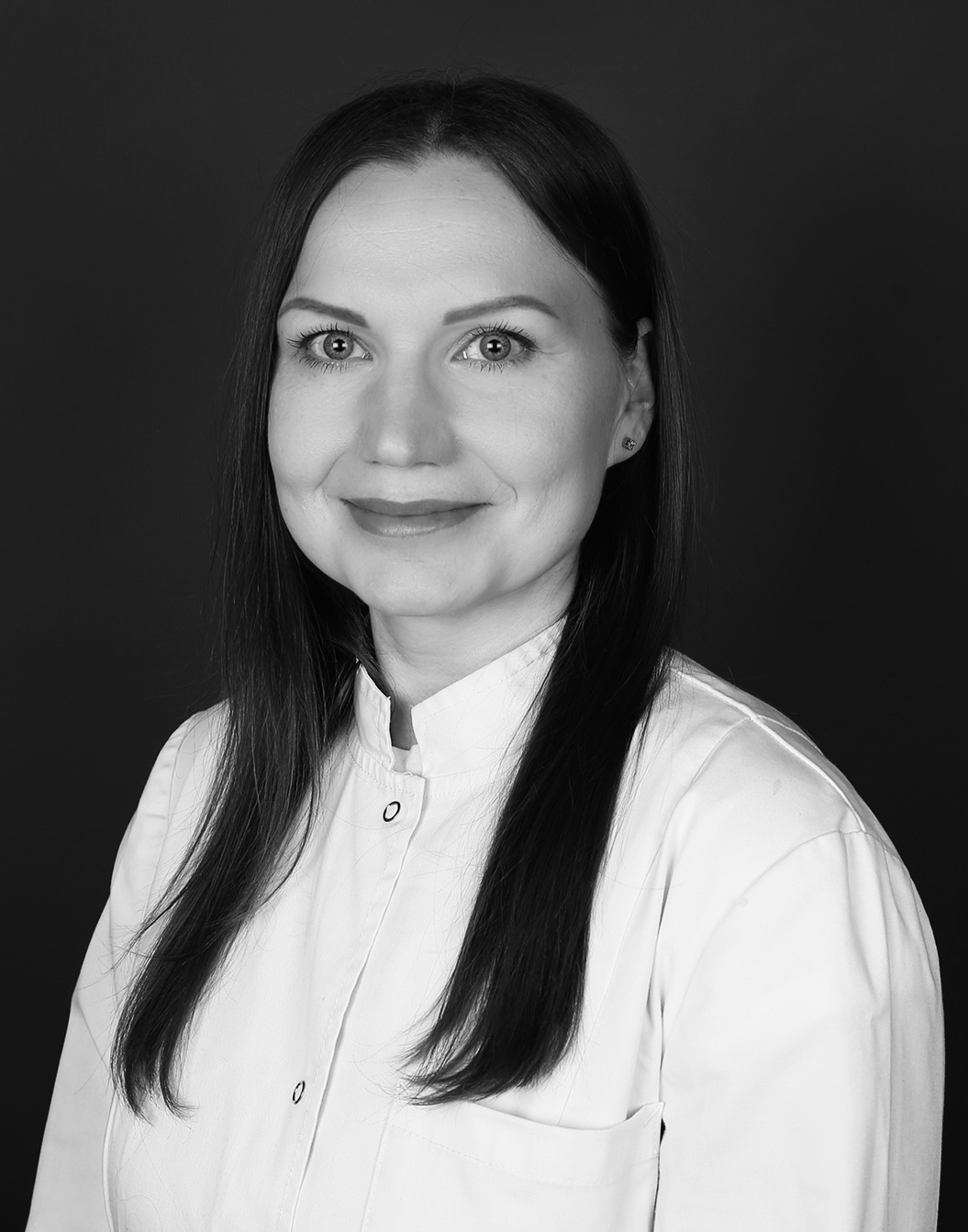 dr. Anastasija Valļuka. Specialitāte - proktologs. Melnbalts portrets.