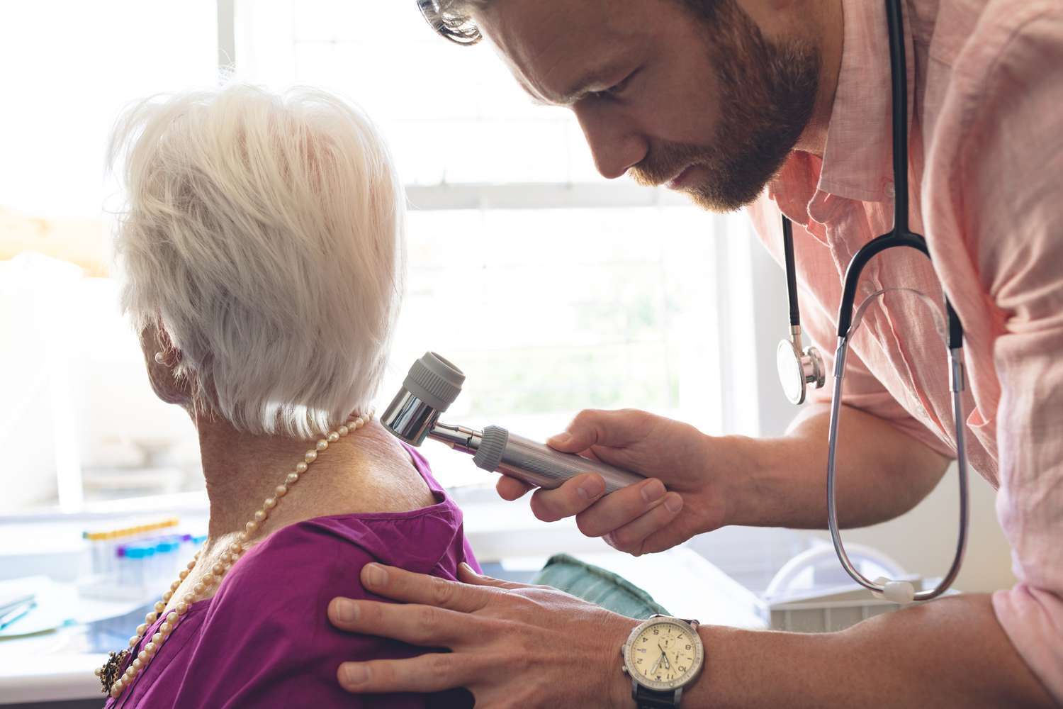 Ādas veidojumu pārbaude – dermatologs veic dzimumzīmju diagnostiku