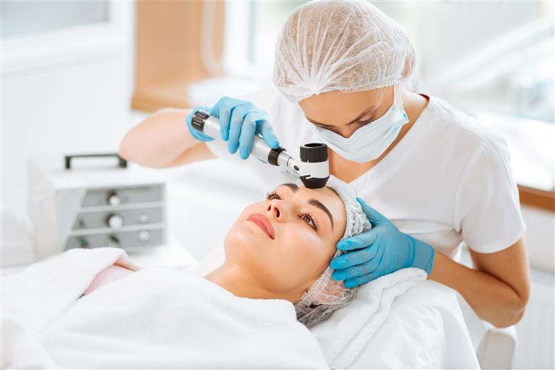 Dermatologa konsultācija – ādas diagnostika ar dermatoskopiju sejas zonā
