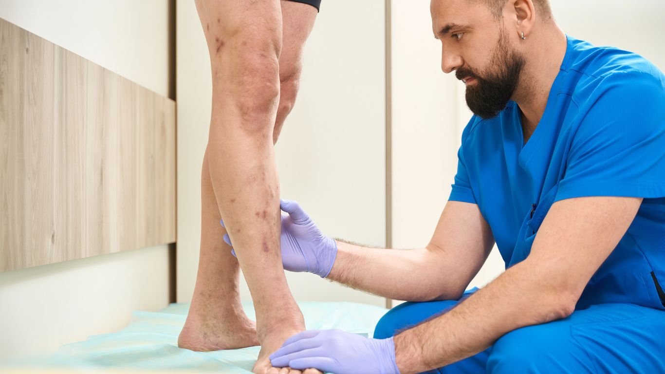 flebologs izmeklē kāju vēnas pacientam – varikozu vēnu un asinsrites traucējumu diagnostika