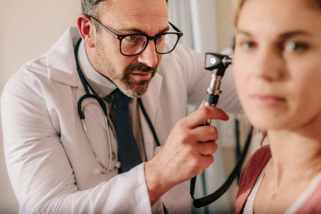 Ausu ārsts Rīgā veic ausu pārbaudi ar otoskopu – dzirdes un ausu slimību diagnostika