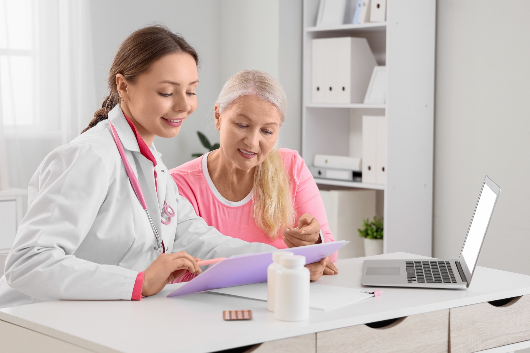 Menopauzes ārstēšana un hormonālās terapijas izvērtēšana pie ginekologa