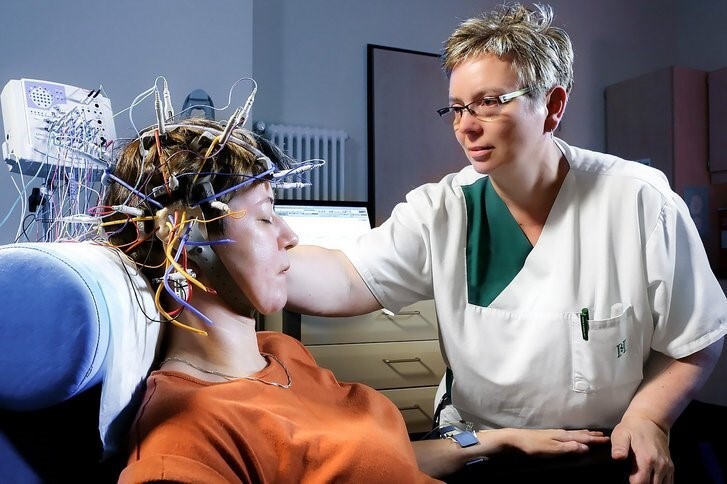 EEG izmeklējums smadzeņu aktivitātes izvērtēšanai neiroloģijā