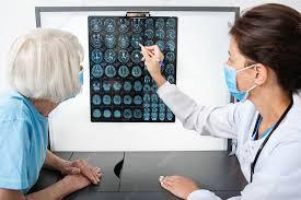 Neirologs Rīgas 1. slimnīcā izvērtē galvas izmeklējuma attēlus galvassāpju diagnostikai