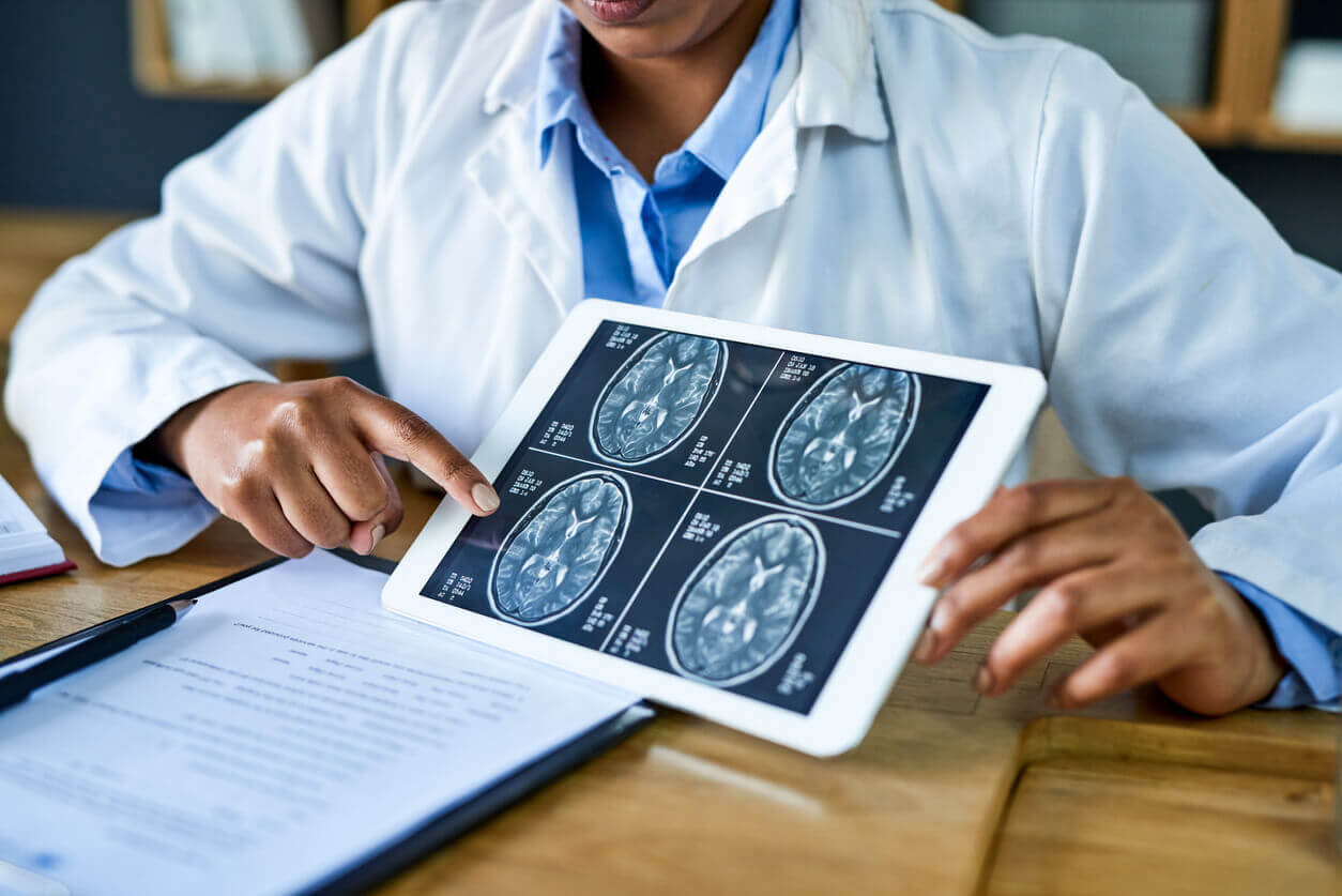 Neirologs izvērtē galvas izmeklējuma attēlus galvassāpju diagnostikai Rīgas 1. slimnīcā
