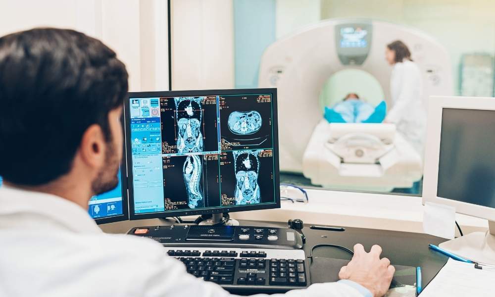 Neirologs izvērtē smadzeņu izmeklējuma attēlus neiroloģiskai diagnostikai
