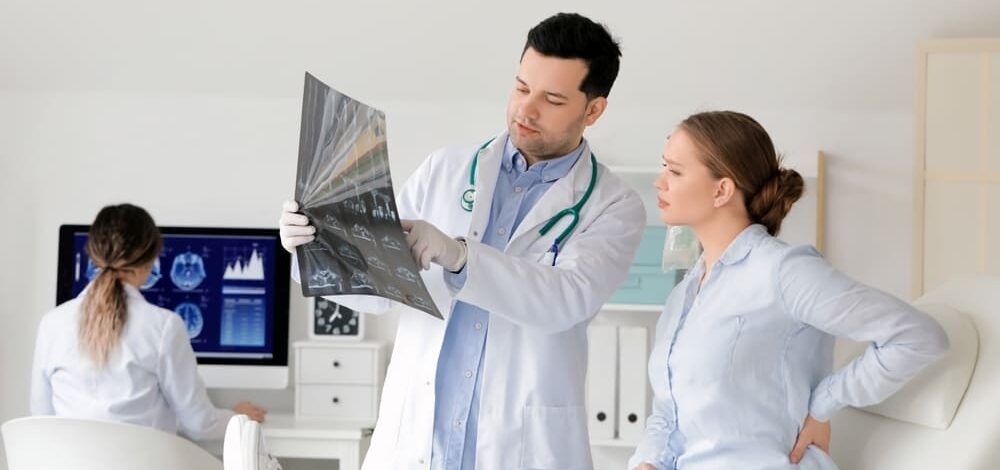Neirologs izvērtē smadzeņu izmeklējuma rezultātus reiboņa un galvassāpju diagnostikai