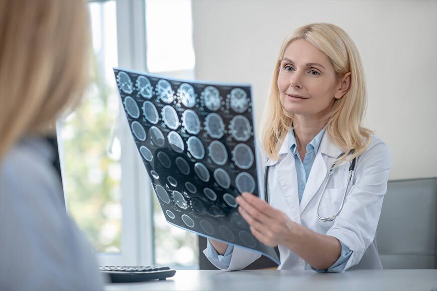 Neirologs izvērtē smadzeņu izmeklējuma rezultātus reiboņa un neiroloģisku simptomu diagnostikai