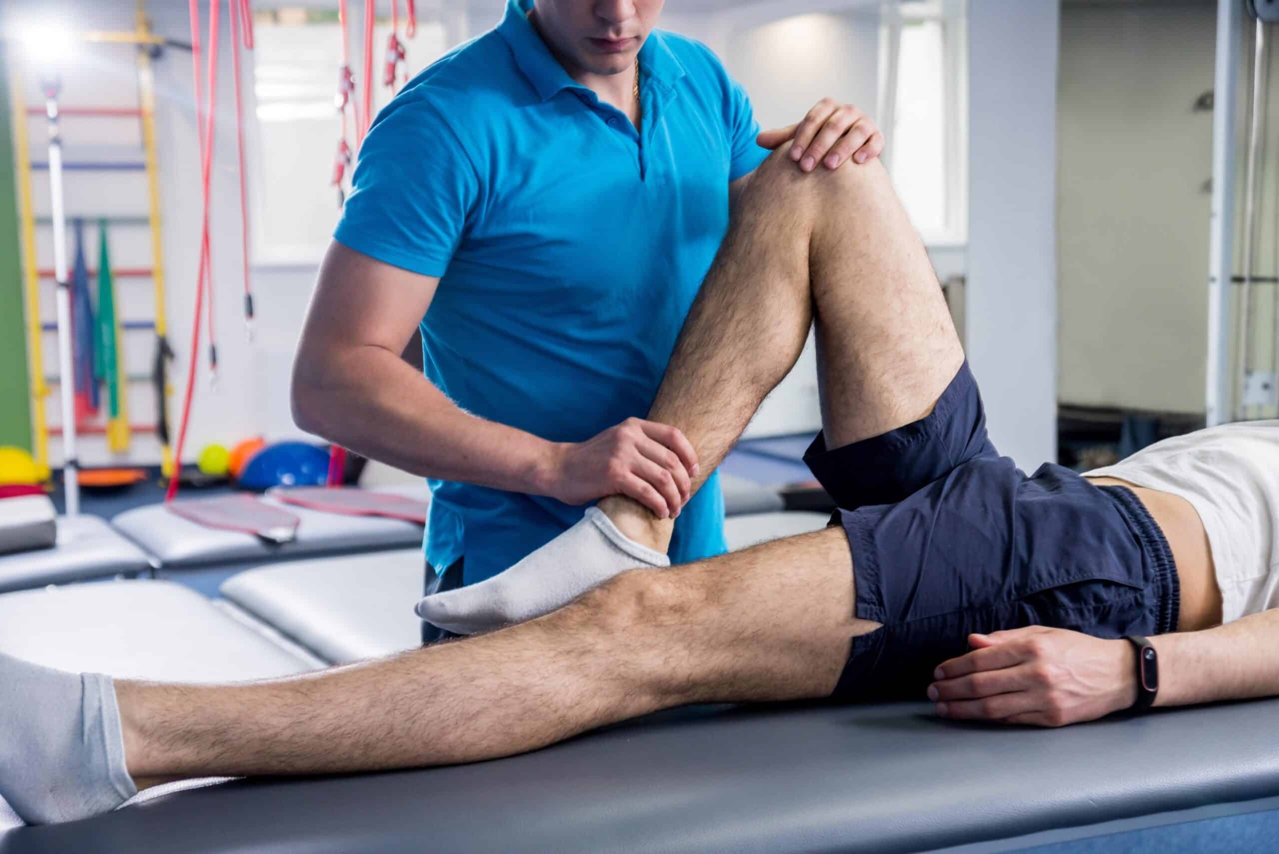 Fizioterapeits Rīgas 1. slimnīcā izvērtē kājas locītavas kustīgumu rehabilitācijas laikā