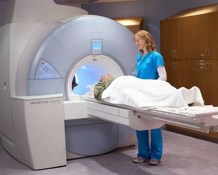Pacientam tiek veikta magnētiskā rezonanse Rīgā Rīgas 1. slimnīcas diagnostikas centrā.