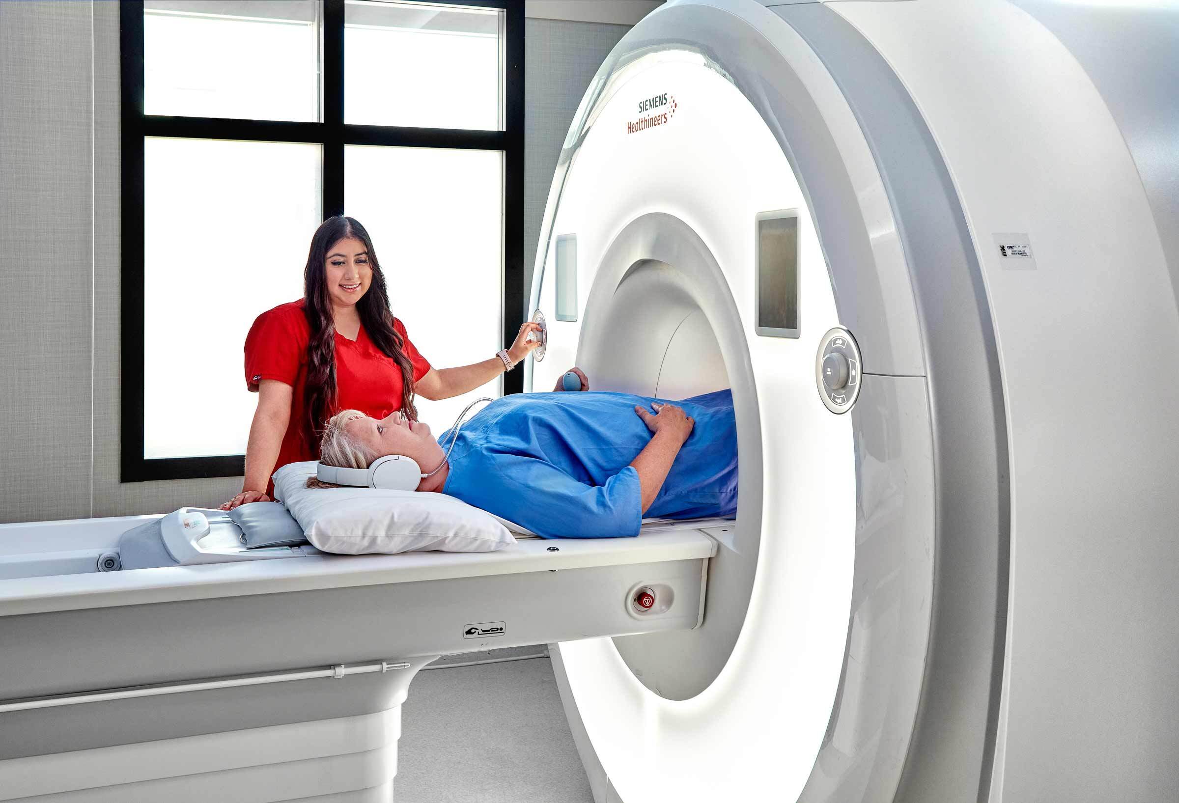 3T magnētiskās rezonanses iekārta augstas izšķirtspējas MRI izmeklējumiem Rīgas 1. slimnīcā.