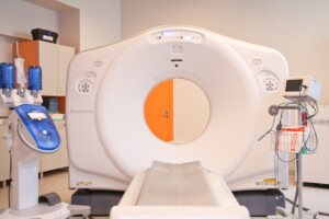 CT skeneris "Discovery" ar gultu un medicīnas iekārtām Rīgas 1. slimnīcā.