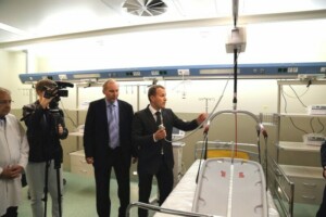 Rīgas 1. slimnīcas telpā notiek prezentācija par medicīnas aprīkojumu un gultas izmantošanu.