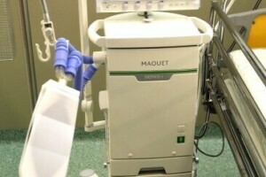 Medicīnas iekārta "MAQUET SERVI-O" ar monitoru, kas rāda vitālos parametrus, slimnīcā Rīgas 1. slimnīca.