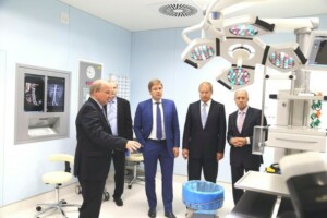 Rīgas 1. slimnīcas operāciju telpa ar mediķiem un modernu aprīkojumu, ieskaitot operāciju gaismas.