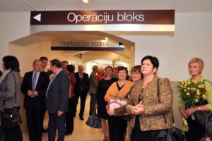 Attēlā redzams cilvēku pūlis pie Rīgas 1. slimnīcas operāciju bloka ar norādēm uz sterilizācijas nodaļu.