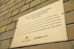 Plāksne par Rīgas 1. slimnīcas administratīvās ēkas fasādes atjaunošanu, Bruņinieku ielā 5.