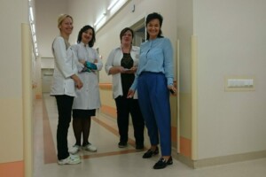 Četras sievietes, medicīnas darbinieces, stāv slimnīcas gaitenī Rīgas 1. slimnīcā.