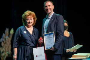 09.12.2021 Gada balva sociālajā nozarē Attēlā redzama balvas pasniegšana. Vīrietis saņem Gada balvu sociālajā nozarē no sievietes. Rīgas 1. slimnīca.