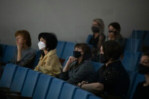 09.12.2021 Gada balva sociālajā nozarē Sēdoši cilvēki auditorijā, daži ar sejas maskām, starp stikla aizsargiem. Rīgas 1. slimnīcas pasākums.