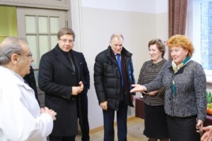 RD_komis_slimn_20160129 Rīgas 1. slimnīcā notiek saruna starp mediķiem un viesiem. Redzami augļi un dzērieni uz galda.