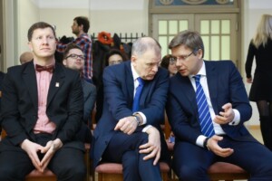 RD_komis_slimn_20160129 Trīs vīrieši sēž zālē, divi no tiem sarunājas, trešais skatās uz priekšu. Rīgas 1. slimnīca.