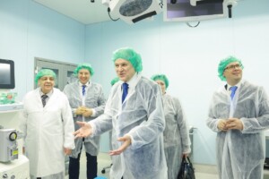 RD_komis_slimn_20160129 Grupa cilvēku medicīnas tērpos un zaļās cepurēs Rīgas 1. slimnīcas operāciju telpā.