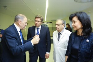 RD_komis_slimn_20160129 Četri cilvēki sarunājas Rīgas 1. slimnīcas operāciju blokā. Redzami ārsti un citi pārstāvji.