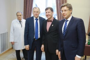RD_komis_slimn_20160129 Četri vīrieši, no kuriem viens ģērbies balta apģērbā, stāv telpā. Rīgas 1. slimnīcas pasākums.