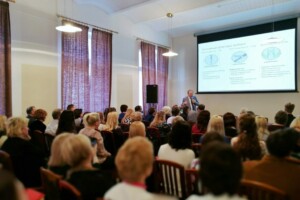 edf Konference Rīgas 1. slimnīcā, runātājs prezentē tēmas par izvēles faktoriem un medicīnas tehnoloģijām.