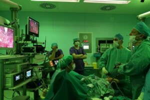 cof Operāciju telpa ar ķirurgiem un medicīnas iekārtām, ekrānos redzama operācijas gaita. Rīgas 1. slimnīca.
