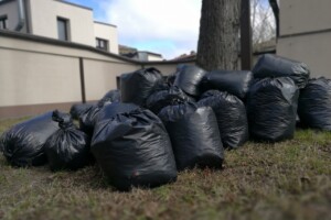 edf Melni atkritumu maisi sakrauti zālē pie Rīgas 1. slimnīcas ēkas.