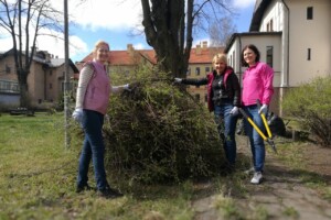 edf Trīs sievietes strādā dārzā, pie krūmu kaudzes, Rīgas 1. slimnīcas teritorijā.