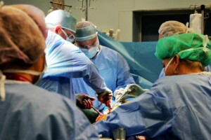Ķirurģiska operācija Rīgas 1. slimnīcā, ārsti strādā ar instrumentiem un pacientu.