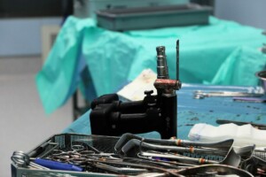 Darba galds ar medicīnas instrumentiem un ierīci operāciju telpā Rīgas 1. slimnīcā.