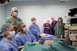 Ķirurģiskā komanda operācijas laikā, valkājot maskas un aizsargapģērbu, Rīgas 1. slimnīcā.