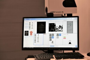 Datorsistēma ar programmatūru DIERS formetric 4D, kas analizē ķermeņa formu un kustību.
