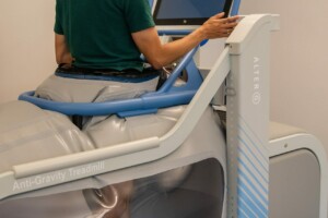Vīrietis izmanto "Anti-Gravity Treadmill" trenažieri rehabilitācijai Rīgas 1. slimnīcā.