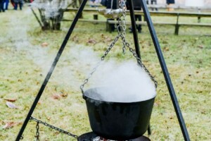 Melns katls uz trīsstūra statīva, no kura nāk tvaiks, stāv zālē pie Rīgas 1. slimnīcas.