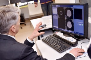 rd_1slimnica_20160418 Vīrietis skatās datorā uz medicīniskiem attēliem, veicot analīzi Rīgas 1. slimnīcā.